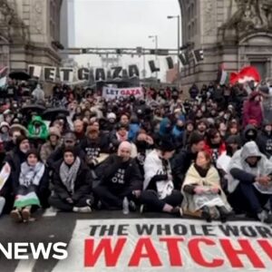 Hundreds call for cease-fire in Gaza during protest on Manhattan Bridge